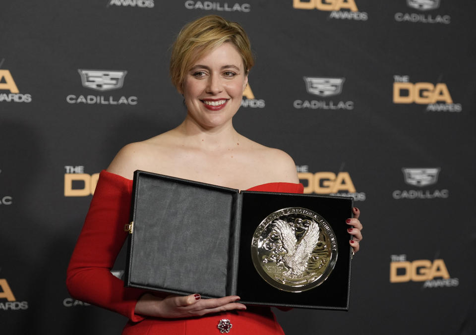 Greta Gerwig, directora de "Barbie", posa con su medallón a largometraje en la 76a entrega de los Premios DGA del Sindicato de Directores de Estados Unidos, el sábado 10 de febrero de 2024 en Beverly Hills, California. (Foto AP/Chris Pizzello)