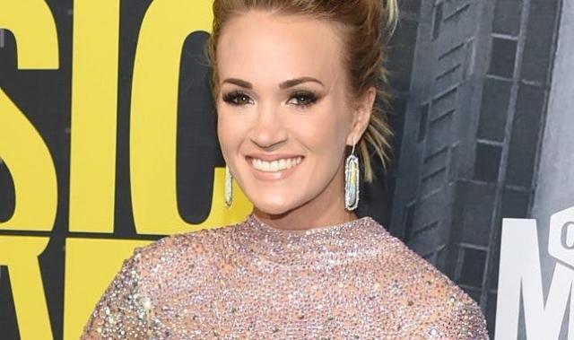 Carrie Underwood's First Photo Since Receiving 40 Facial Stitches