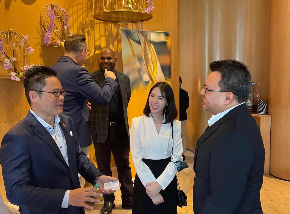 (left to right: Tong Chee Leng (PropertyGuru), Grace Tan (PropertyGuru), Ashraf Othman- Group Director from JL Projects Sdn Bhd)