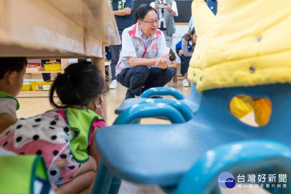 張市長視察幼兒園學童演練情形。