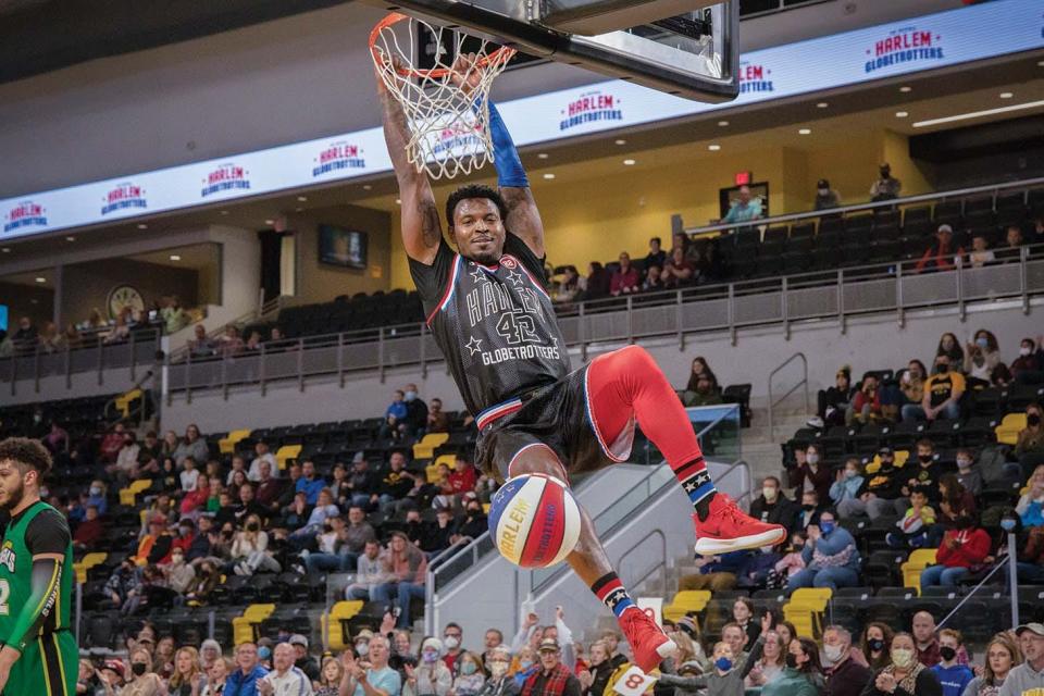 Harlem Globetrotter, Spider Sharpless dunking  during a game