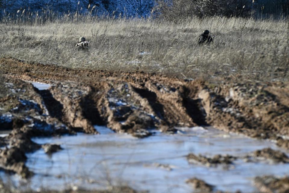 Ukrainian servicemen take part in a training exercise in the frozen Donetsk region (AFP via Getty)