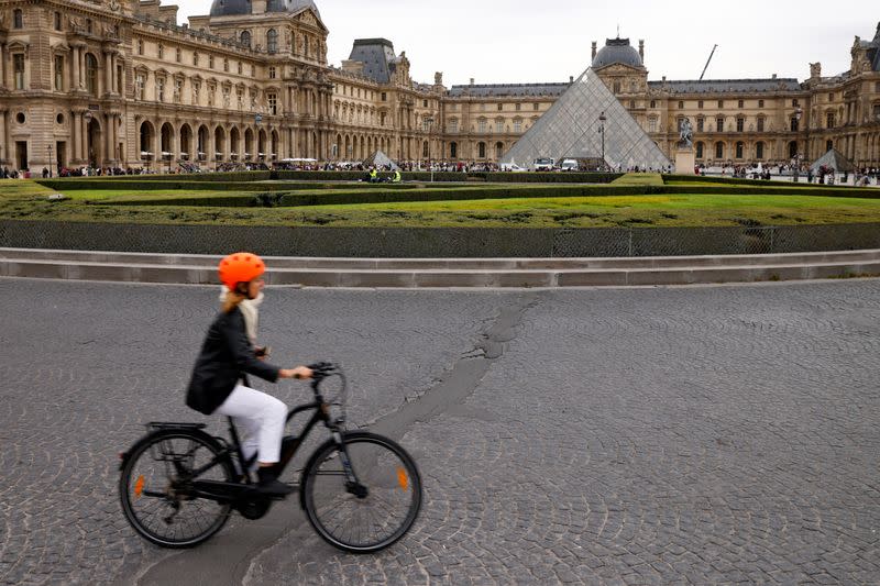 French government encourages cycling in France