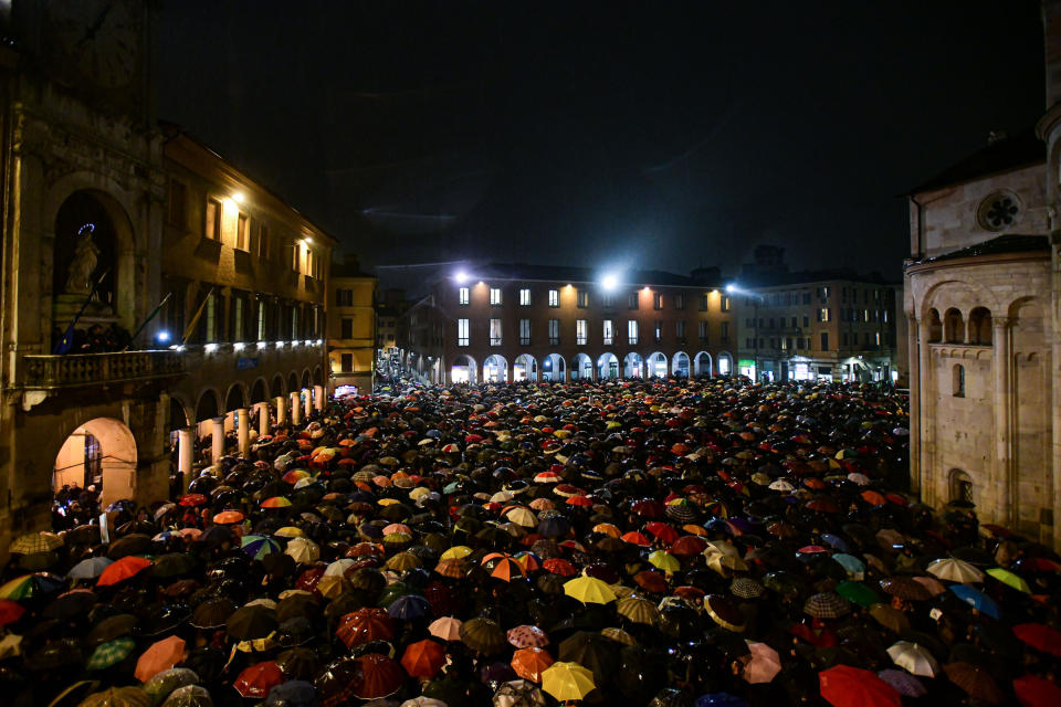 "Dopo aver promosso questa iniziativa a Bologna - ha detto l'organizzatore - sapevamo che la risposta sarebbe stata di questo tipo. Certo, essendo un evento organizzato via social non sai mai se il virtuale si trasforma poi in reale. Certo, nonostante il maltempo - conclude Santori - erano in tanti".