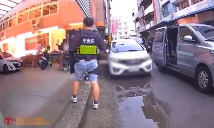 特警丟擲「震撼彈」突襲攻堅，李姓藥頭被嚇到當場傻在原地。（圖／翻攝畫面）