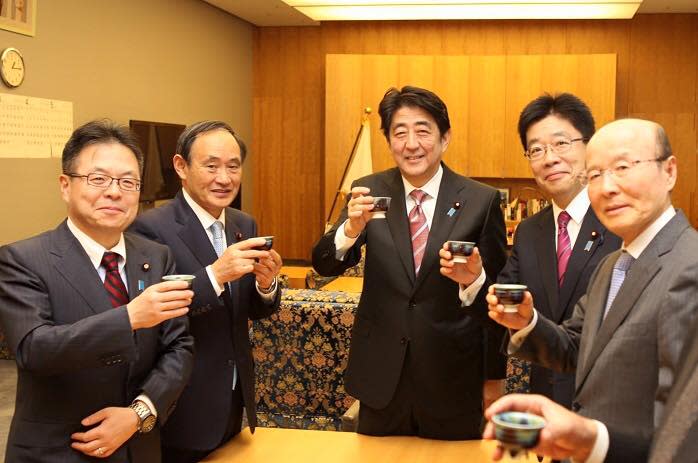 日本上一任首相安倍晉三（左三）與現任首相菅義偉（左二）上任後，都未遷入首相官邸。（圖／翻攝自臉書安倍晋三）