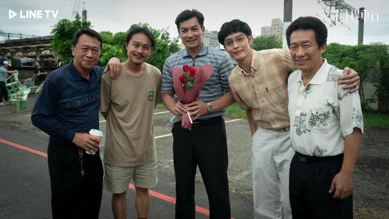 《華麗計程車行》由游安順（左起）、導演黃常祚、伊正、曹佑寧、郭子乾攜手合作。（LINE TV提供）