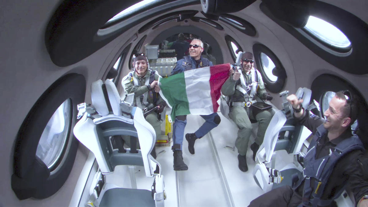 イタリアの研究者がヴァージン・ギャラクティック社のロケット推進飛行機に乗って宇宙の果てに到達