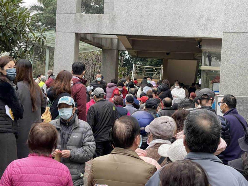 桃園市中壢區各疫苗接種站人潮湧現前胸貼後背，民眾大罵是另類群聚。（圖／記者呂筱蟬攝）