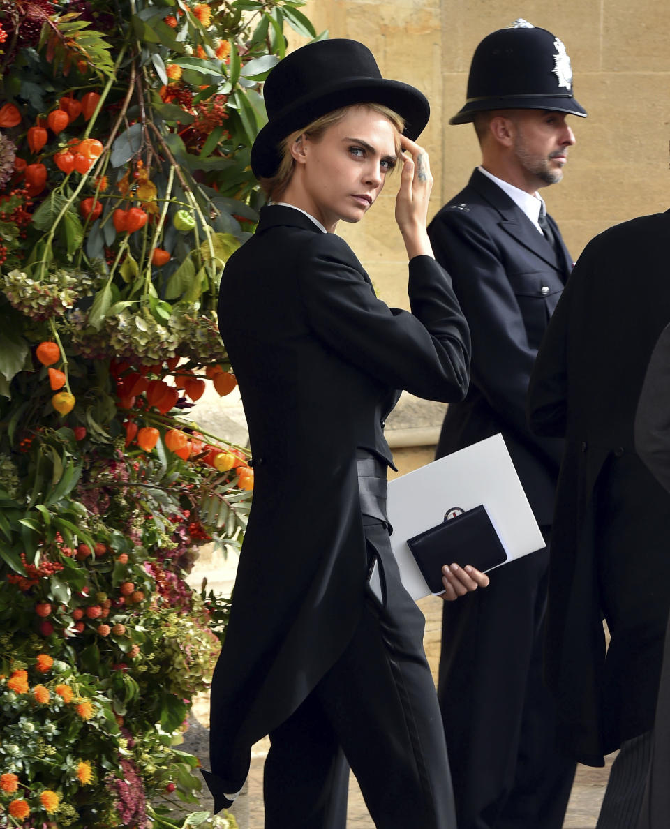 La modelo Cara Delevingne sale al finalizar la boda de la princesa Eugenia y Jack Brooksbank en la Capilla de San Jorge, en el Castillo de Windsor, el viernes 12 de octubre del 2018 cerca de Londres, Inglaterra. (Matt Crossick, Pool via AP)