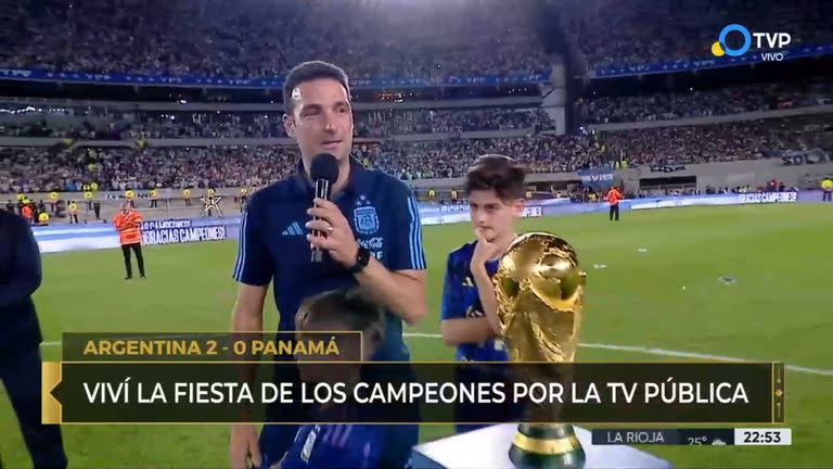 Scaloni, acompañado por sus hijos, le habla al Monumental