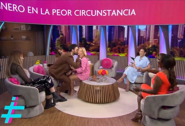 <p>Desiguales/Univision</p> Emmanuel Palomares besa a Adamari en 'Desiguales'