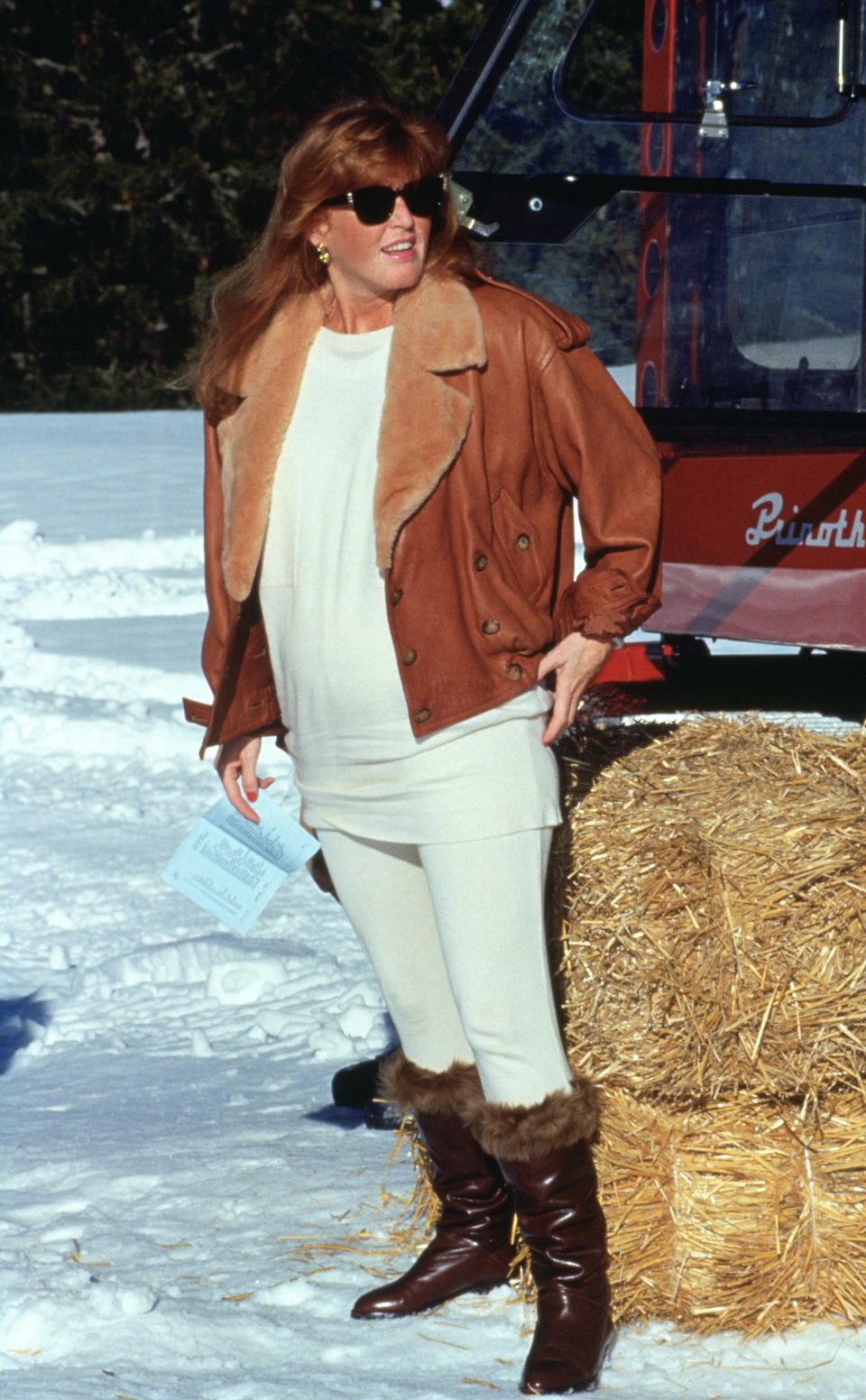 <p>Sarah Ferguson führte während ihrer Schwangerschaft mit Prinzessin Eugenie vor, wie lässige Umstandsmode geht. Hier ist sie im Februar 1990 auf einer Ski-Veranstaltung zu sehen und wir sind von der Retro-Fliegerjacke ganz besessen. Zeigen Sie uns ein ikonischeres Outfit … wir warten … [Foto: Getty] </p>