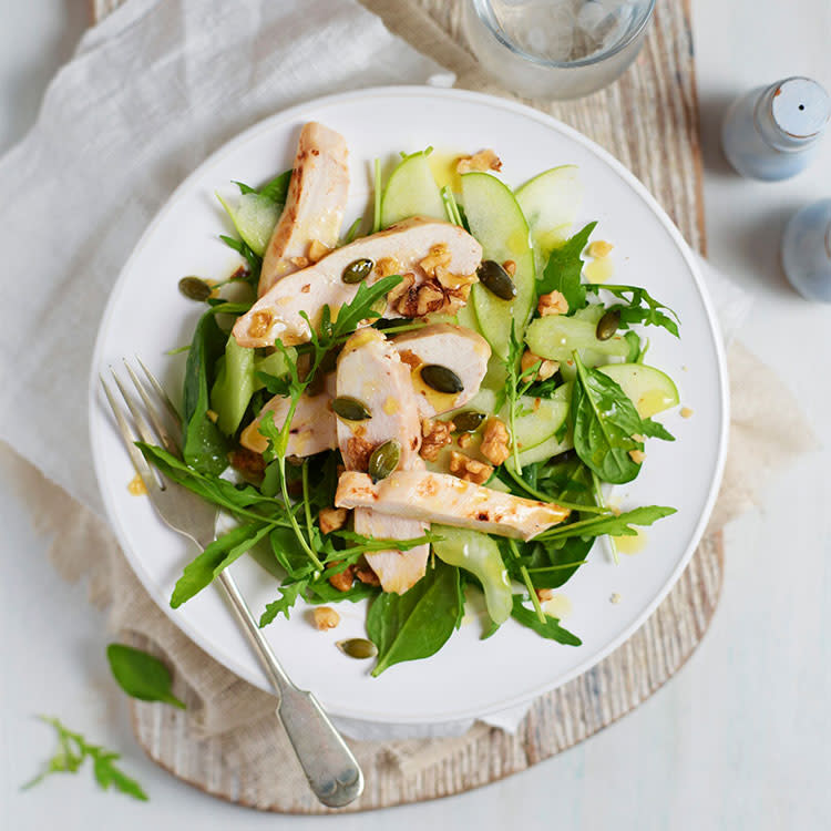 Ensalada verde con pollo, manzana, pipas y aliño de nueces