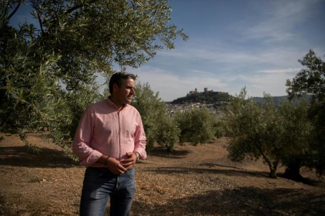 Cristobal Cano, secrétaire général de l'Union des petits agriculteurs (UPA) d'Andalousie, dans son exploitation à Alcalà la Real, le 5 mai 2023