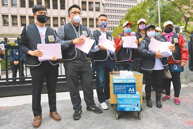 中選會昨表示，楊文元（左二）提議罷免台中市2選區立委陳柏惟案，符合規定之提議人3744人，已達法定人數，通過「第一階段審核」。圖為「刪Q行動」上月將第一階段名冊交給中選會。（本報資料照片)