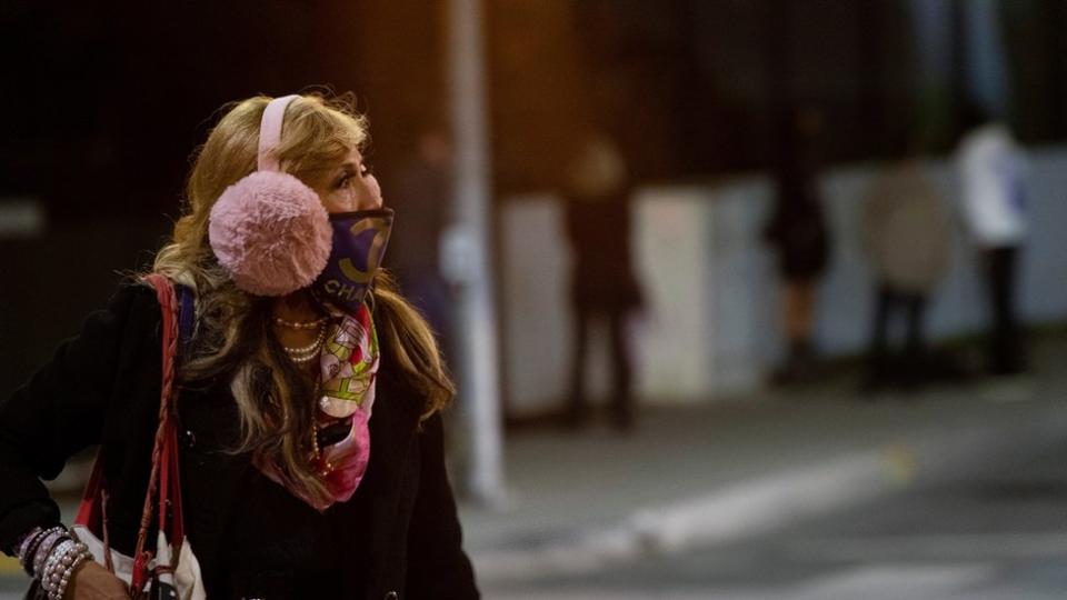 Una mujer con una mascarilla en California