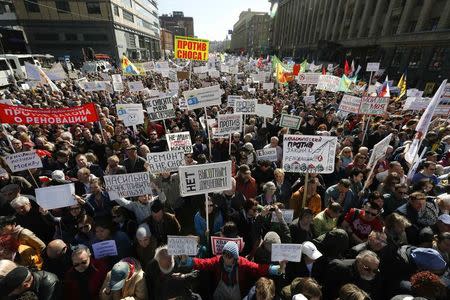 Residents protest against the decision by authorities to demolish soviet five-storey houses in Moscow, Russia, May 14, 2017. REUTERS/Sergei Karpukhin