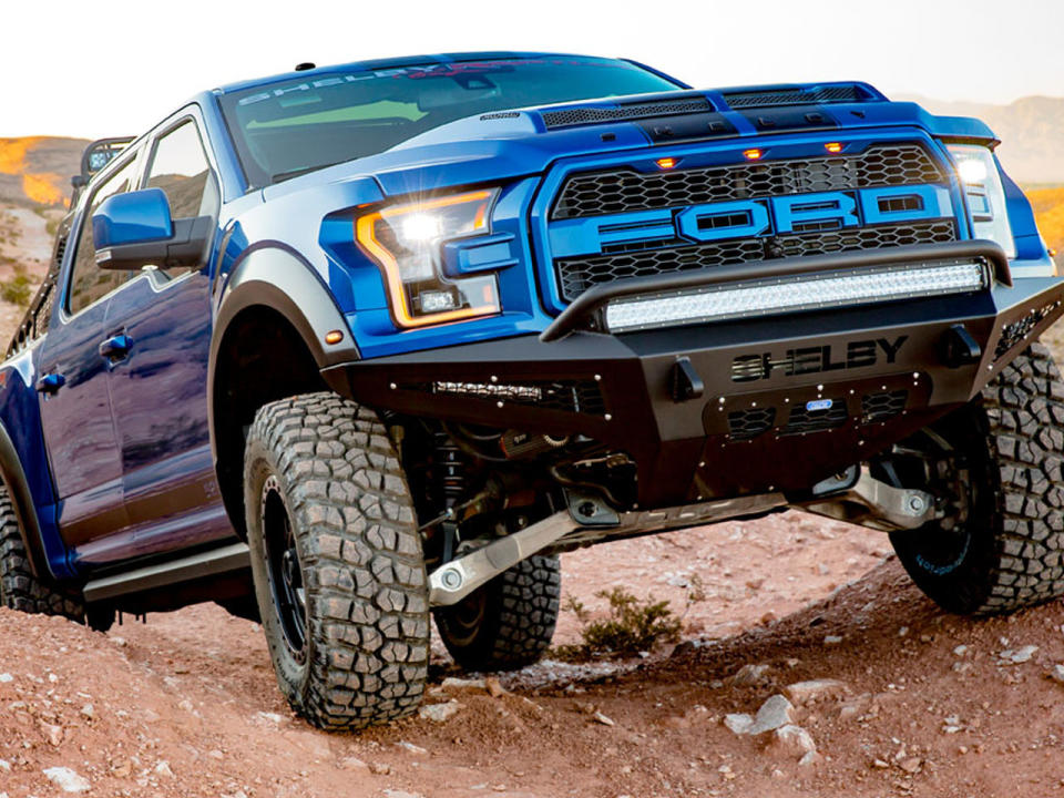 Wer Lust auf Action hat, ist hier genau richtig! Shelby hat dem Ford F-150 Raptor ein Offroad-Truck-Update verpasst. Shelby Baja Raptor lautet der Name, des getunten Wagens, der es durch kleine Modifikationen wie einen neuen Ladeluftkühler auf 525 PS bringt. Neue Offroad-Felgen und -Reifen sind ebenfalls im Paket mit drin. Die Kosten liegen bei umgerechnet etwa 99.521 Euro. (Bild-Copyright: Shelby)