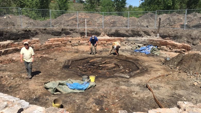 Archaeologists make 'thrilling' Ottawa rail history discovery near LRT line