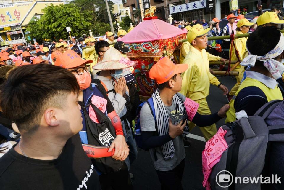 白沙屯媽祖往北港朝天宮進香，有「粉紅超跑」暱稱的鑾轎快速通過彰化市中山路，數以萬計的香燈腳緊跟鑾轎相隨。   圖：張良一/攝（資料照片）