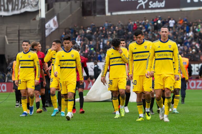 Los jugadores de Boca, frustrados después de la derrota sufrida ante Platense por 1-0 en Vicente López