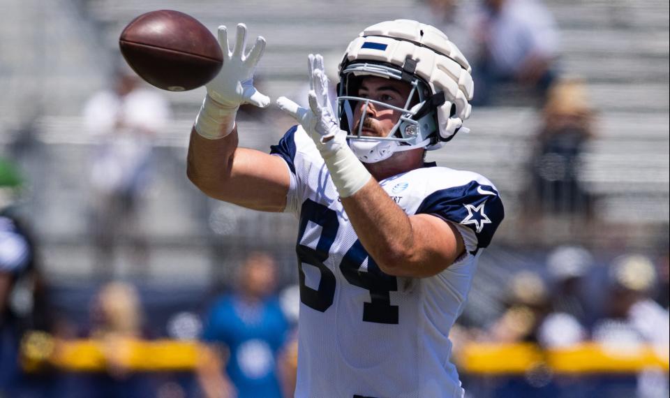 Aug 2, 2022; Oxnard, CA, USA; Dallas Cowboys tight end Sean McKeon (84) makes a catch during training camp at River Ridge Playing Fields in Oxnard, California. Mandatory Credit: Jason Parkhurst-USA TODAY Sports