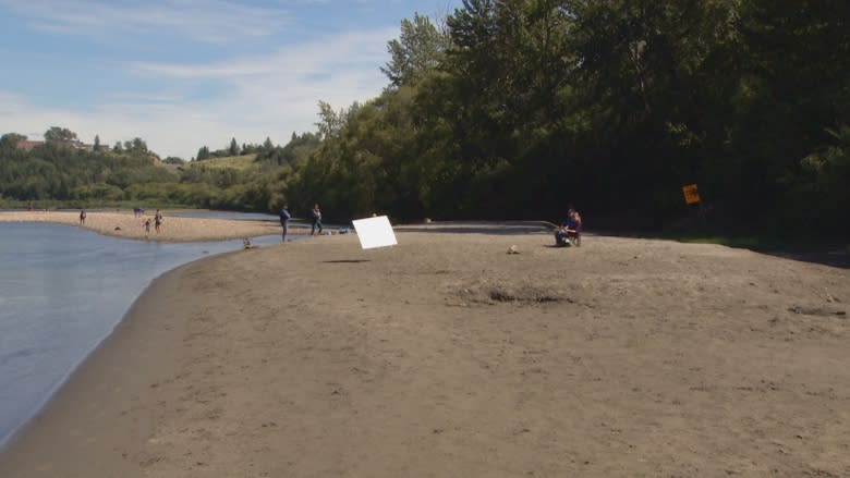 'It's like Waikiki or Puerto Vallarta': Sandy beach surfaces along North Saskatchewan River