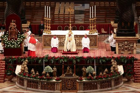 Pope Francis (C) arrives to lead a consistory as he elevate five Roman Catholic prelates to the rank of cardinal, at Saint Peter's Basilica at the Vatican, June 28, 2017. REUTERS/Alessandro Bianchi