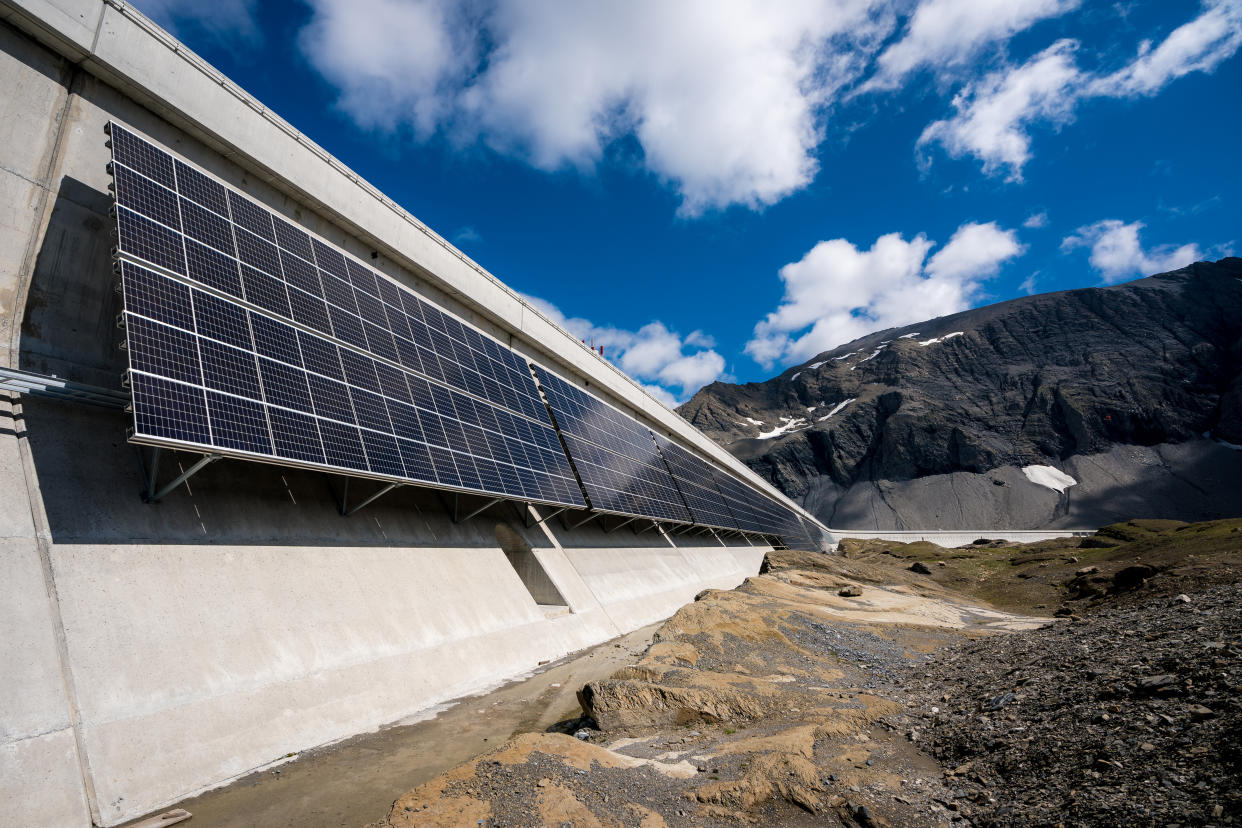 Solar panels added to the Lake Muttsee dam. Axpo