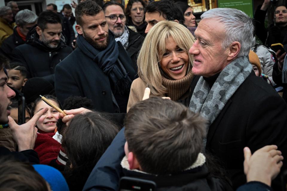 Parrains de l’opération Pièces jaunes, Didier Deschamps et Brigitte Macron multiplient les déplacements à travers la France. 