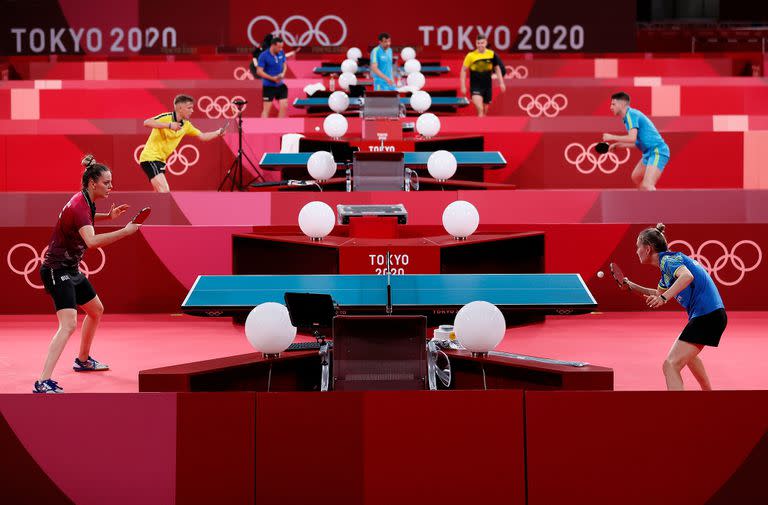 Vista general de una práctica de tenis de mesa en el Gimnasio Metropolitano de Tokio.