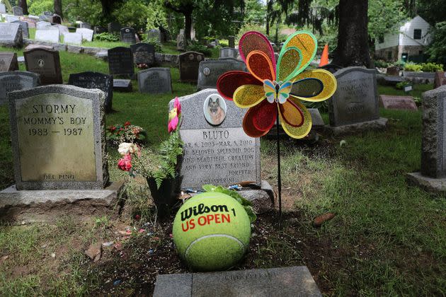 A pet, his grave festooned by its owner, lies buried at the Hartsdale Pet Cemetery. (Photo: John Moore via Getty Images)