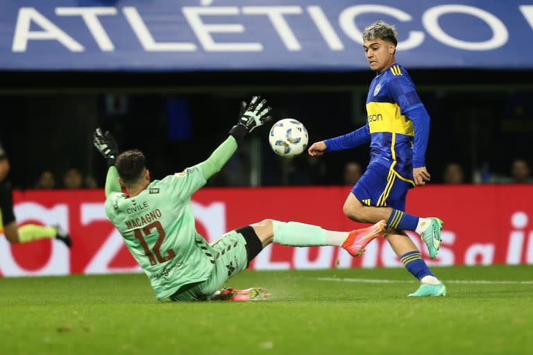 Exequiel Zeballos define a lo Darío Benedetto; el santiagueño, pichón de crack, está volviendo.