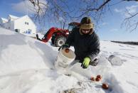 Orchard Manager Gilles Drille gathers apples for the ice harvest to make ice cider on the 430-acre apple orchard and cidery at Domaine Pinnacle in Frelighsburg, Quebec, December 16, 2013. REUTERS/Christinne Muschi (CANADA - Tags: SOCIETY)