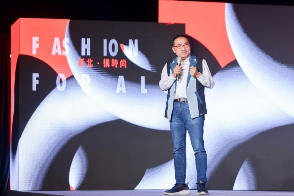 《圖說》侯友宜身穿舊牛仔褲再製的西裝背心出席「FASHION FOR ALL 新北‧構時尚」永續時尚秀。〈文化局提供〉