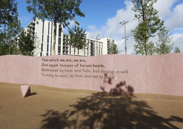 Un poème a été inscrit sur le mur devant le village olympique (Reuters)