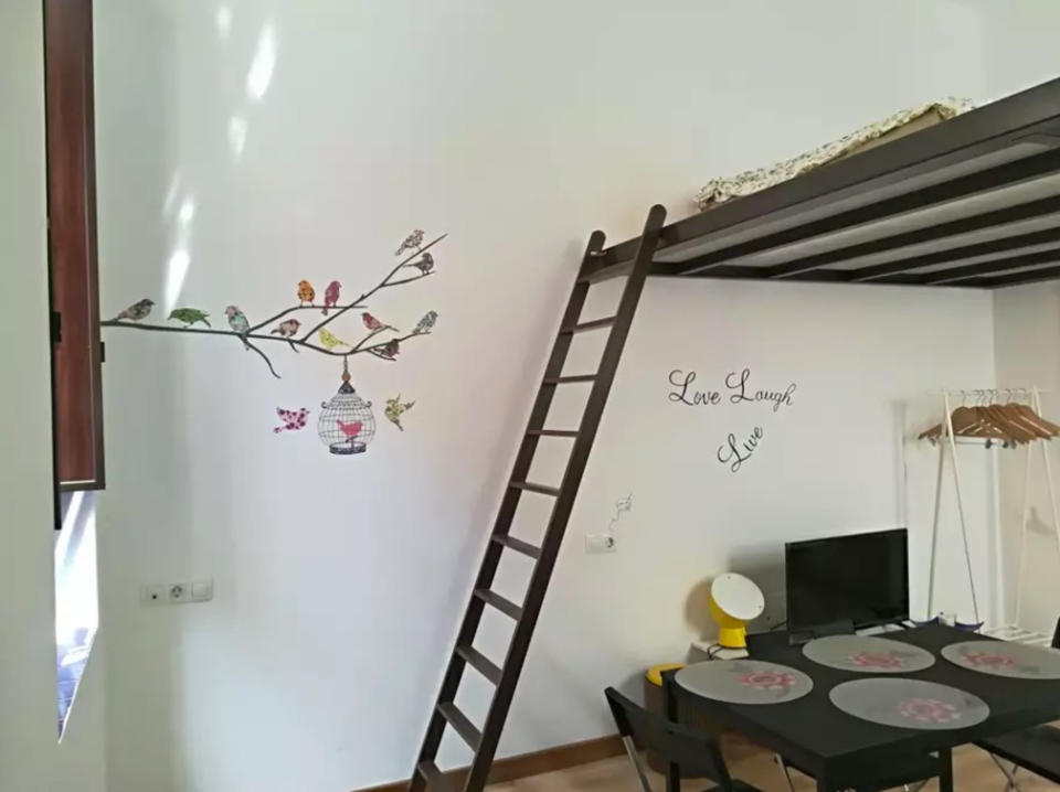 <p>There’s a loft-style sleeping area that sits over the living/dining space.<br>(Airbnb) </p>