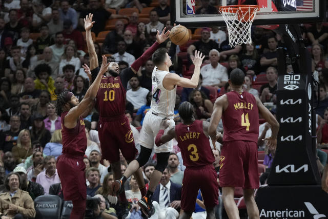 LeBron James scores 25 points against former team as Miami Heat come back  from 27-point deficit to stun Cleveland Cavaliers and extend their winning  streak to 24 games – New York Daily News