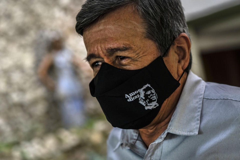 Pablo Beltrán de la guerrilla colombiana Ejército de Liberación Nacional (ELN), usa una mascarilla protectora como precaución contra el nuevo coronavirus al final de una entrevista en un hotel en La Habana, Cuba, el viernes 12 de febrero de 2021. (AP Foto/Ramón Espinosa)