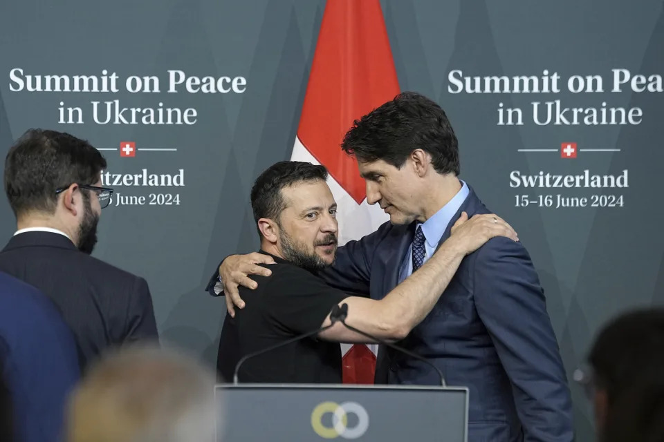 Tổng thống Ukraine Volodymyr Zelenskyy ôm Thủ tướng Canada Justin Trudeau trong cuộc họp báo bế mạc hội nghị thượng đỉnh hòa bình Ukraine ở Obbürgen, Thụy Sĩ, Chủ nhật, ngày 16 tháng 6 năm 2024. Thụy Sĩ sẽ đón tiếp nhiều nhà lãnh đạo thế giới vào cuối tuần này để cố gắng vạch ra những bước đầu tiên hướng tới hòa bình ở Ukraine. (Ảnh AP/Laurent Cipriani)