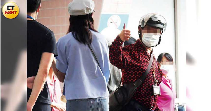 下午賈永婕奔至台北市立聯合醫院陽明院區發送物資，有路人比讚為她加油打氣。（圖／本刊攝影組）