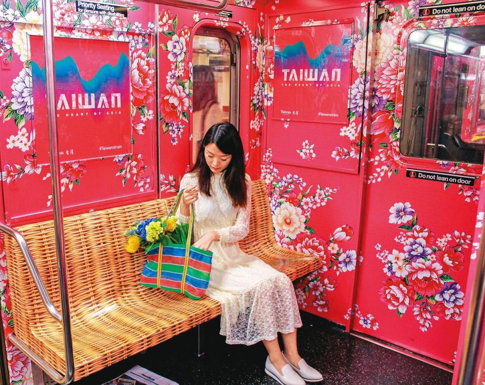 江孟芝曾以客家花布為背景概念，為紐約地鐵設計車廂內裝。（翻攝自江孟芝臉書）