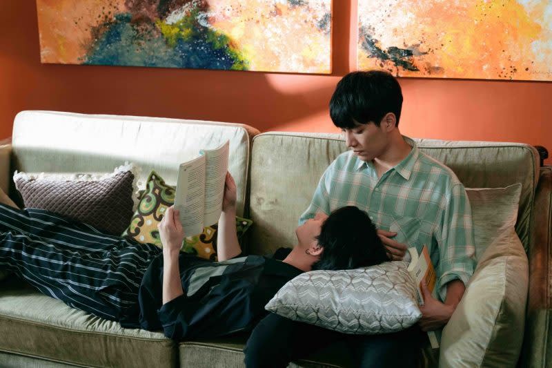 WBL系列影集《永遠的第一名》林子閎（右）、楊宇騰在家中甜蜜約會。（WeTV、結果娛樂提供）