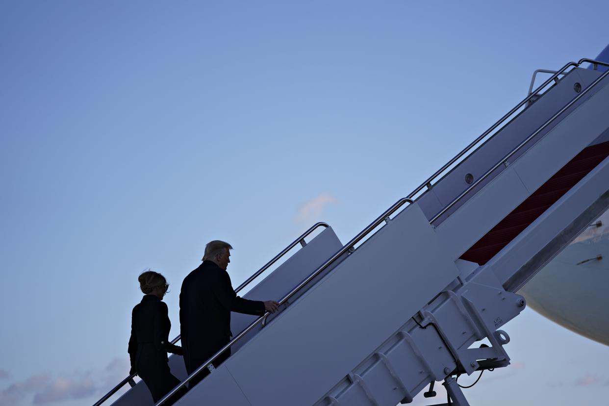 El presidente Donald Trump (derecha) y la primera dama de Estados Unidos, Melania Trump, abordan el Air Force One durante una ceremonia de despedida en la base conjunta Andrews, Maryland (EPA)