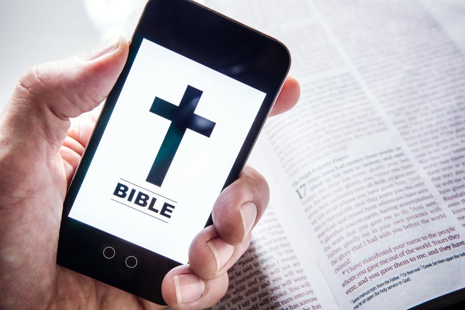 14 Best Bible Apps To Help You Read Scriptures on the Go