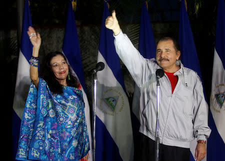 Daniel Ortega, Nicaragua's current president and presidential candidate from the ruling Sandinista National Liberation Front, shows his ink stained thumb to the media beside his wife Rosario Murillo after they casting their vote at a polling station during Nicaragua's presidential election in Managua November 6, 2016. REUTERS/Oswaldo Rivas