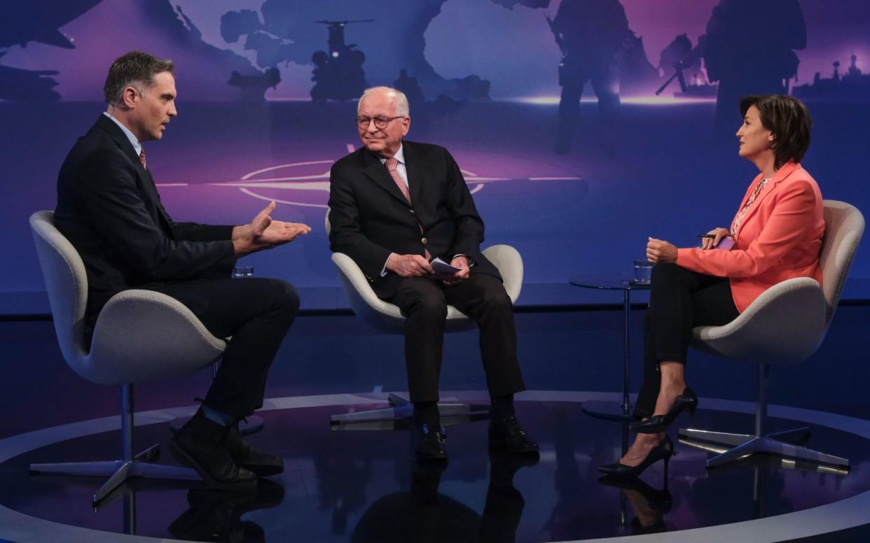 Die Außenpolitik-Experten Frederik Pleitgen und Wolfgang Ischinger waren sich im Talk mit Sandra Maischberger ungewöhnlich einig. (Bild: WDR / Oliver Ziebe)