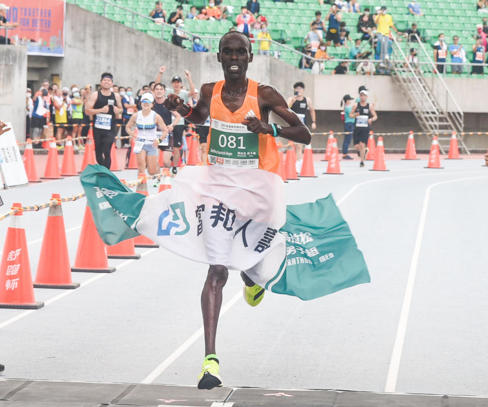 全馬男子組冠軍由來自肯亞的Geoffrey Kiprotich Birgen(傑佛里)以2小時21分19秒拿下，抱走30萬元獎金。高雄運發局提供