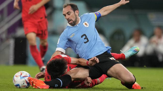 Palang pintu Timnas Uruguay, Diego Godin tampil baik dalam pertandingan ini. Ia sering berjibaku dengan penyerang Korea Selatan demi menjaga gawang Uruguay tidak kebobolan. (AP Photo/Frank Augstein)